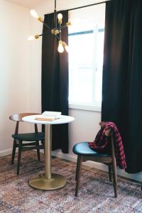 Posezení v ubytování Jackalope Motor Lodge + 19 fotografií
