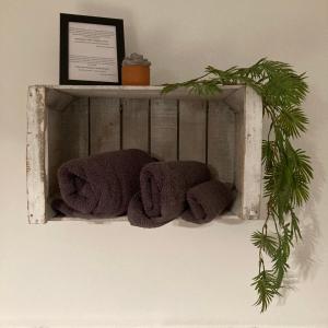 a wooden shelf with towels on a wall at Il riccio di Ricciano in Casale Corte Cerro