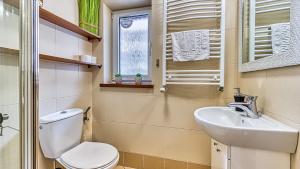 ein Badezimmer mit Toilette und Waschbecken in der Unterkunft Karpaczowy Klimat przy Deptaku - 5D Apartamenty in Karpacz + 8 Fotos