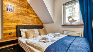 A bed or beds in a room at Karpaczowy Klimat przy Deptaku - 5D Apartamenty