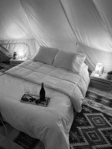 Säng eller sängar i ett rum på נירוונה במדבר
