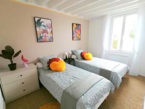 a bedroom with two beds with stuffed animals on them at LE COCOON D'ANNABELLE - JOLIE MAISON avec JEUX ET GRAND JARDIN in Pierrefitte-sur-Sauldre