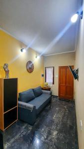 a living room with a blue couch in a room at Providencia alquiler temporario-turístico in Paraná