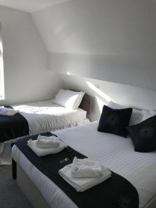 Un pat sau paturi într-o cameră la Alexandra Hotel