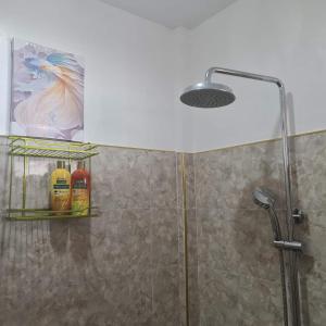 y baño con ducha y cabezal de ducha. en Aquarius - Port Barton, en San Vicente