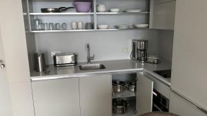 A kitchen or kitchenette at Residence Retro9 B-Blok Ataköy Apart 2 Rooms WIFI Pool Istanbul