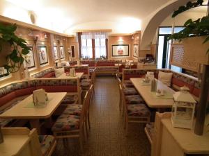 ein Restaurant mit Tischen und Stühlen in einem Raum in der Unterkunft Hotel die Traube in Admont
