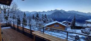 パッシーにあるNew Spacious Appart. Incredible view of Mt Blancの雪山を望むバルコニー