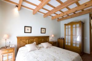Postel nebo postele na pokoji v ubytování Hotel Es Mercadal