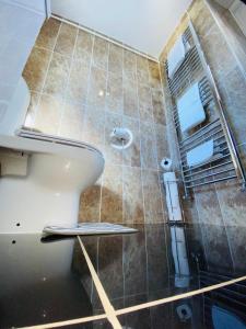 Un baño de Bright, Spacious, modern Interior Decor 2 bedrooms Apartment with amazing views
