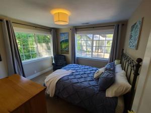 Un dormitorio con una cama y un escritorio y dos ventanas. en Sonoma Creek Retreat NEW LISTING, en Kenwood 34 fotos más