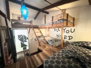 Postel nebo postele na pokoji v ubytování Playa 506 Beachfront Hostel + 37 fotografií