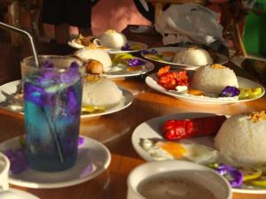une table garnie de assiettes de nourriture et de boissons dans l'établissement Camp Paraiso Resort, à Salabusob