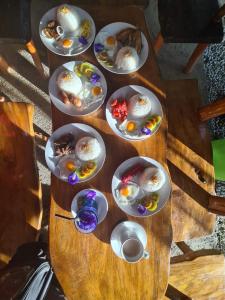 une table en bois avec des assiettes de nourriture dans l'établissement Camp Paraiso Resort, à Salabusob