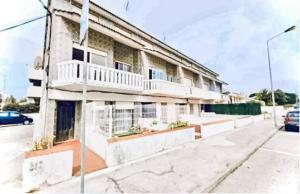 un viejo edificio en la esquina de una calle en Beach Lovers Surf House - Aveiro - Praia da Barra, en Praia da Barra