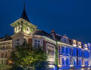 un edificio con luces azules por la noche en Hotel Starka en Opole