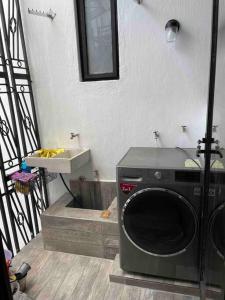 eine Waschmaschine im Bad mit Waschbecken in der Unterkunft Alojamiento completo, con una excelente ubicación in Guadalajara