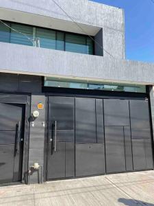 un edificio con una gran puerta delante de él en Alojamiento completo, con una excelente ubicación en Guadalajara