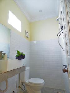 a bathroom with a toilet and a sink at The Cocoon in Phumĭ Chroŭy Svay