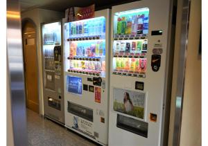 una máquina expendedora llena de bebidas en Hotel Hachiman, en Hachiman