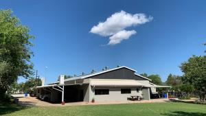 um edifício branco com uma nuvem no céu em Stay Harties Accommodation em Hartbeespoort