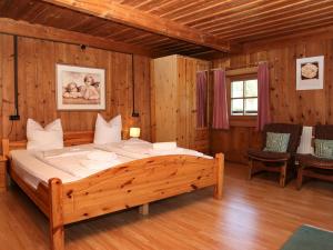 Кровать или кровати в номере holiday home, Söll