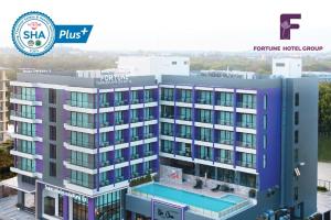 Bazén v ubytování Fortune Saeng Chan Beach Hotel Rayong - SHA Plus nebo v jeho okolí