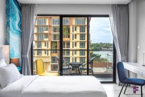 Postel nebo postele na pokoji v ubytování Fortune Saeng Chan Beach Hotel Rayong - SHA Plus