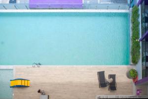 Bazén v ubytování Fortune Saeng Chan Beach Hotel Rayong - SHA Plus nebo v jeho okolí