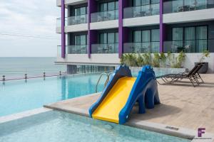 Bazén v ubytování Fortune Saeng Chan Beach Hotel Rayong - SHA Plus nebo v jeho okolí