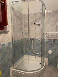 y baño con ducha y puerta de cristal. en Apartments Jovic, en Mali Lošinj