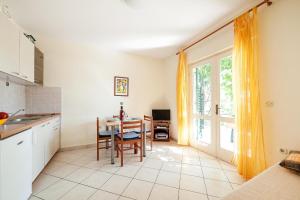 Kuchyň nebo kuchyňský kout v ubytování Apartments Sara