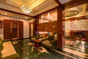 - un salon avec deux canapés et une table dans l'établissement SRTC Hotel Aspire, à Ahmedabad