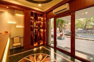 Cette chambre dispose d'une grande fenêtre et offre une vue sur la rue. dans l'établissement SRTC Hotel Aspire, à Ahmedabad
