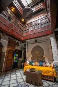 een slaapkamer met een bed en een tafel in een kamer bij Dar El Yasmine in Fès