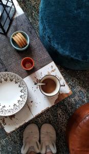 uma mesa com uma chávena de café e um prato de comida em Apartman Kika em Porec
