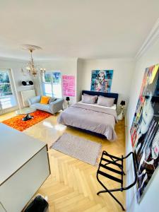 una camera da letto con un letto grande e un lampadario di Villa am Steinhuder Meer Superior DZ-Azur- mit kl Pantry Küche, Garten, WLAN a Steinhude