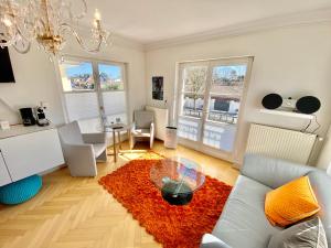 ein Wohnzimmer mit einem Sofa und einem Tisch in der Unterkunft Villa am Steinhuder Meer Superior DZ-Azur- mit kl Pantry Küche, Garten, WLAN in Steinhude