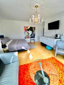 sala de estar con cama y sofá en Villa am Steinhuder Meer Superior DZ-Azur- mit kl Pantry Küche, Garten, WLAN, en Steinhude