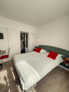 Postel nebo postele na pokoji v ubytování Garden Hotel Rennes Centre Gare