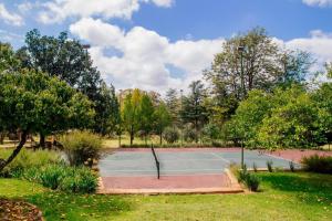 un campo da tennis nel mezzo di un parco di Oakdene Cottage a Roodepoort Altre 4 foto