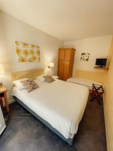 Postel nebo postele na pokoji v ubytování Garden Hotel Rennes Centre Gare