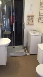La salle de bains est pourvue d'une douche et d'un lave-linge. dans l'établissement Rolösa, à Hjo
