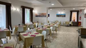 un comedor con mesas y sillas en una habitación en Hotel Nova Domus Aurelia, en Roma