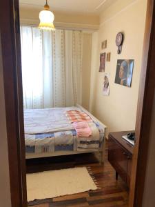 Habitación pequeña con cama y ventana en Guest House Armina, en Ereván