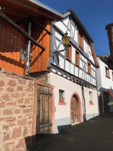 een oud gebouw met een zwart-wit bij Ferienapartments im Hintergässel in Sankt Martin