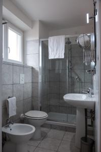 ein Bad mit einem WC, einem Waschbecken und einer Dusche in der Unterkunft Hotel Nova Domus Aurelia in Rom