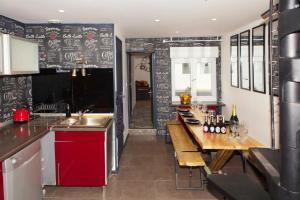 kuchnia z drewnianym stołem i czerwoną lodówką w obiekcie 3 chambres et la Lune - 103m2 de charmes w mieście Châlons-en-Champagne