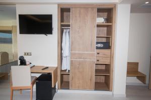 Televízia a/alebo spoločenská miestnosť v ubytovaní Hotel Boutique O Náutico Laxe