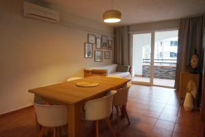 a dining room with a wooden table and chairs at Evasion Corse Direct mer Piscine Terrasse in Moriani Plage